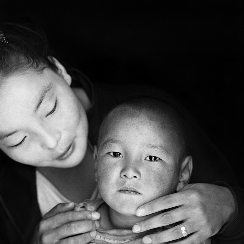 © Christine Turnauer - Erdenebayar with her son Zamlen, Mongolia, 2013, Coal pigment print, edition of 12