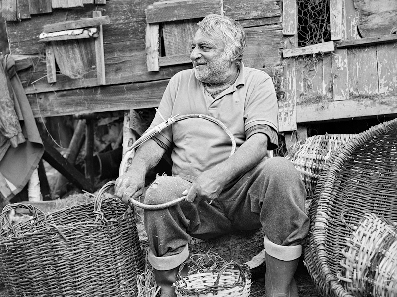 © Christine Turnauer – Gheorghe, basket-maker, Romania, 2016, Courtesy KLV Art Projects