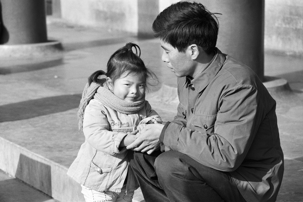 @ Christine de Grancy – China 1984-1986, Father and daughter visiting the Imperial palace, Beijing 1984