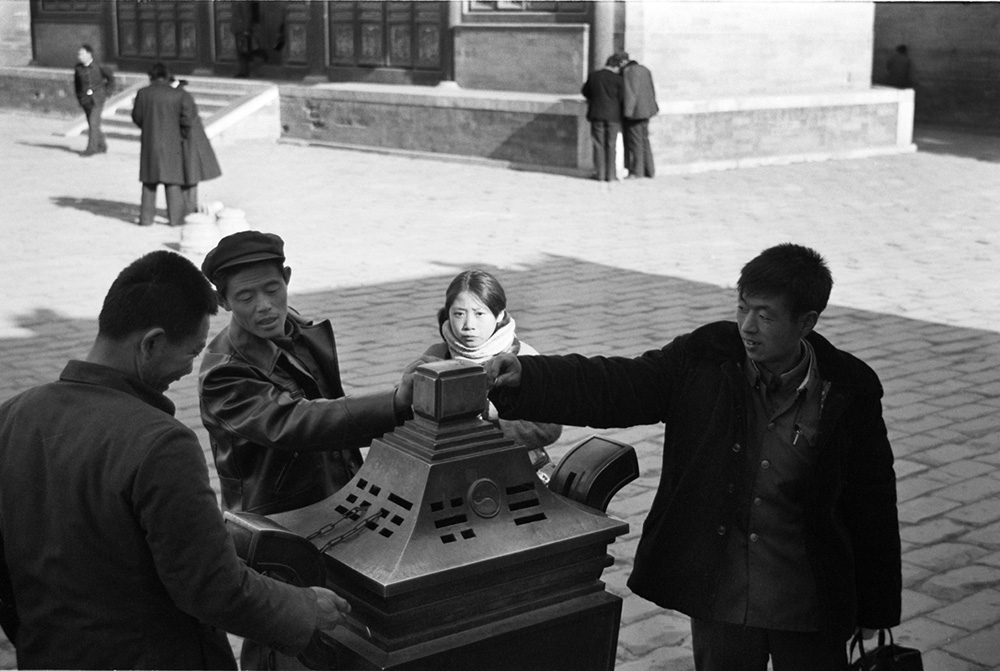 @ Christine de Grancy – Chine 1984-1986, Visiteurs devant le Temple du Ciel, Pékin, Chine 1984