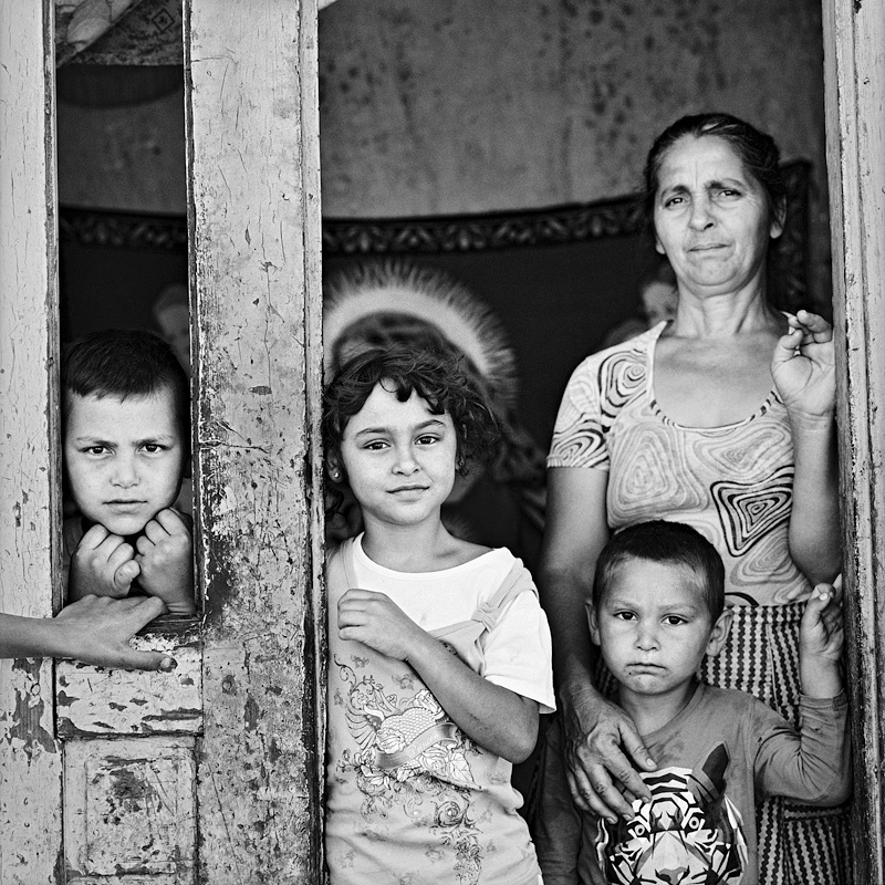 © Christine Turnauer – Roma family, Santa Georgia, Romania, 2016, Courtesy KLV Art Projects