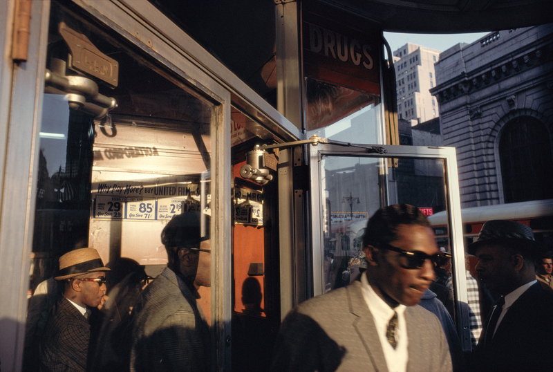 ©Frank Horvat, 1984, NY USA, drugs shop entrance, Courtesy KLV Art 2023