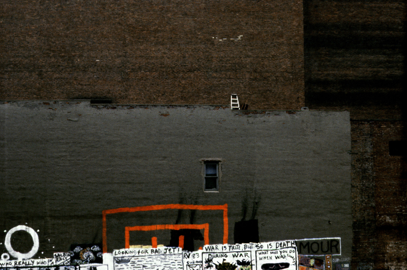 ©Frank Horvat,1984, NY USA, Tribeca, wall, ladder, graffiti, Courtesy KLV Art 2023